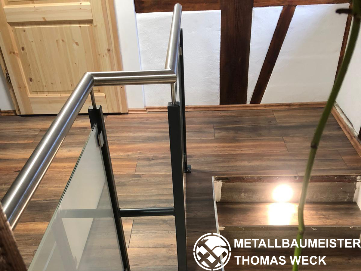 Treppengeländer im Innenbereich aus schwarzem Metall und Edelstahl-Handlauf mit Glaselementen